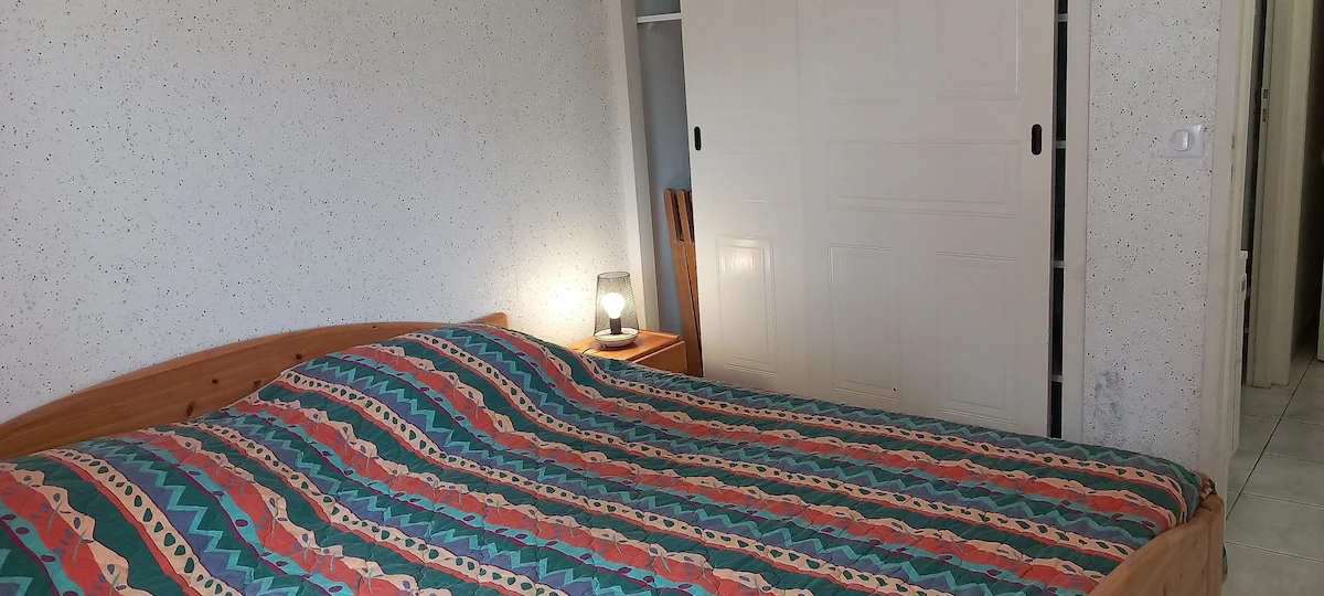 Master bedroom with 180 x 200 cm king-size bed and large wardrobe