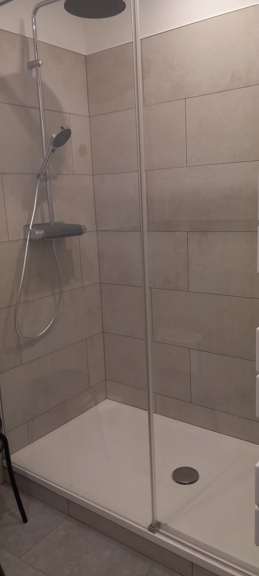 Fully renovated walk-in shower with rainfall head, 2024